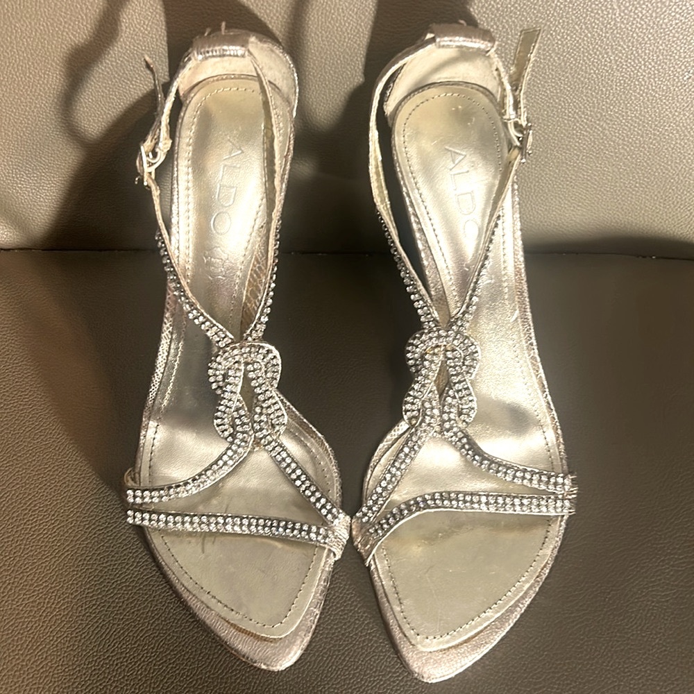 Stunning gold tone leather and high quality crystals, Aldo heels in Sz 8